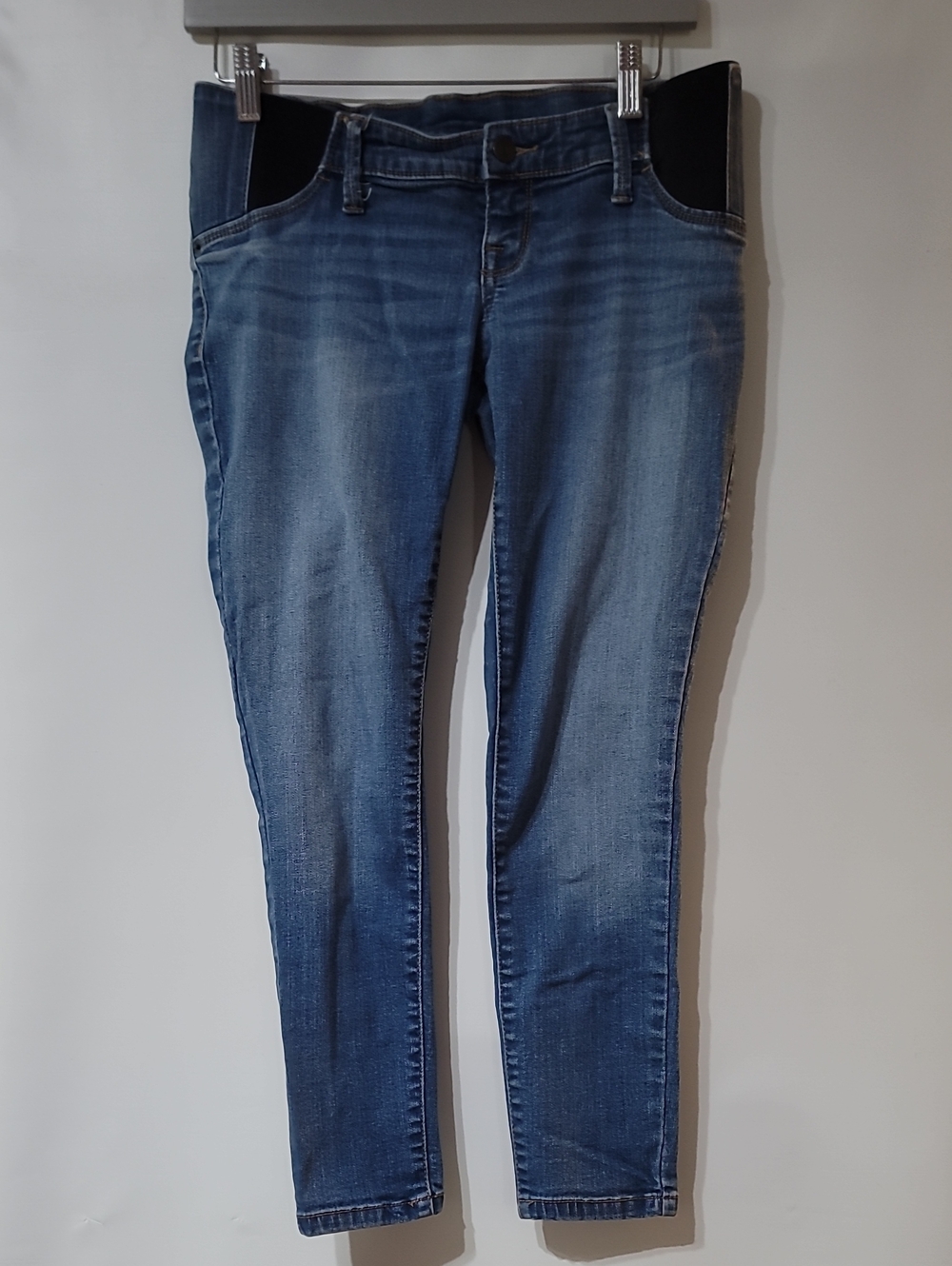 Isabel Maternity by Ingrid & Isabel Skinny Crop Jeans in Faded Blue